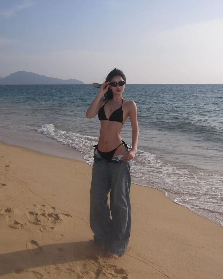 Gái Xinh Mặc Bikini Đen Kết Hợp Quần Jean Rộng