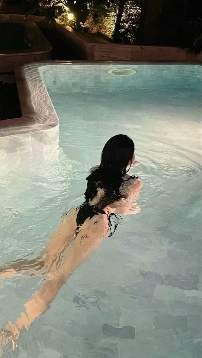 Ảnh gái bikini mặc bikini màu đen bên hồ bơi vào buổi tối