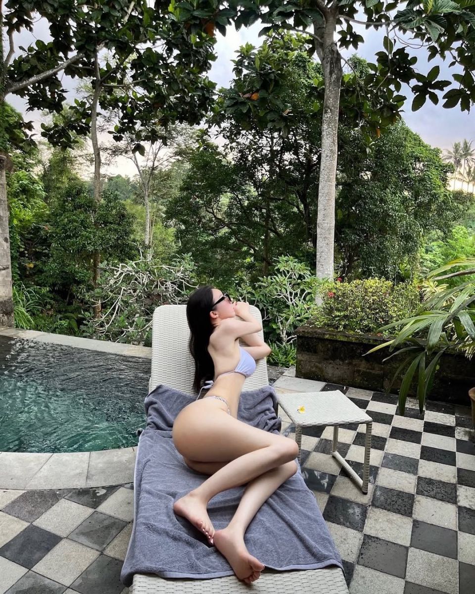 Ảnh gái bikini thư giãn bên hồ bơi giữa không gian xanh