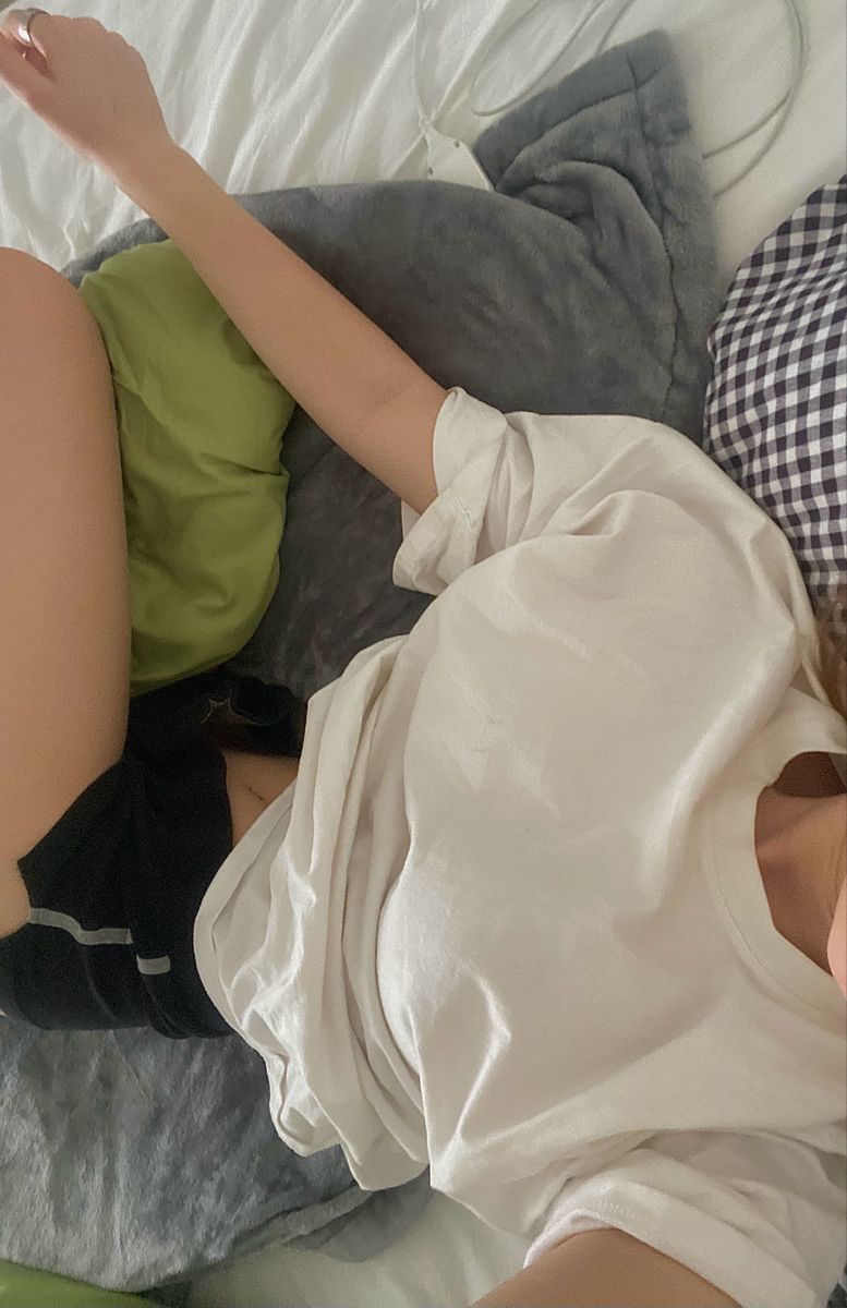Ảnh gái trẻ mặc áo phông trắng và quần shorts đen