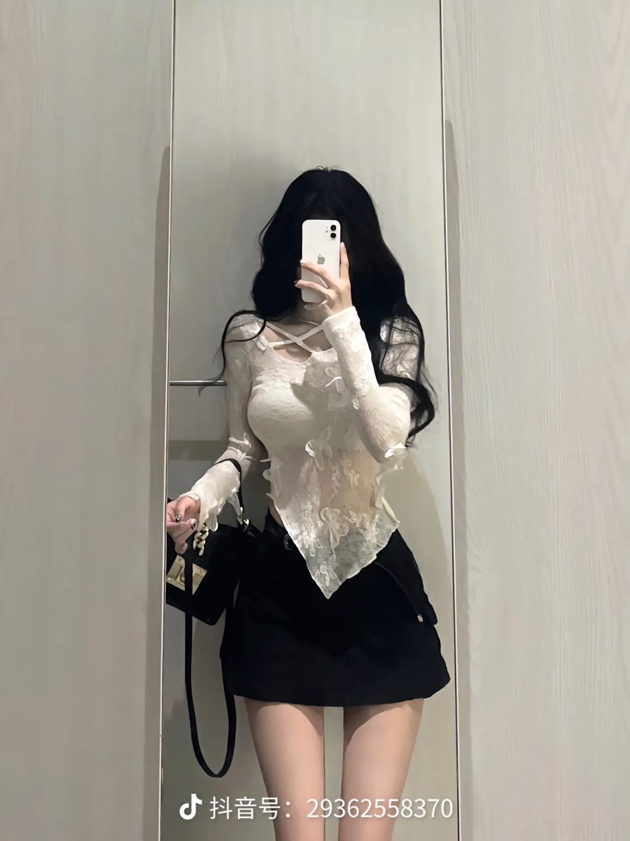 Ảnh gái trẻ mặc áo ren trắng và chân váy đen chụp selfie trong gương