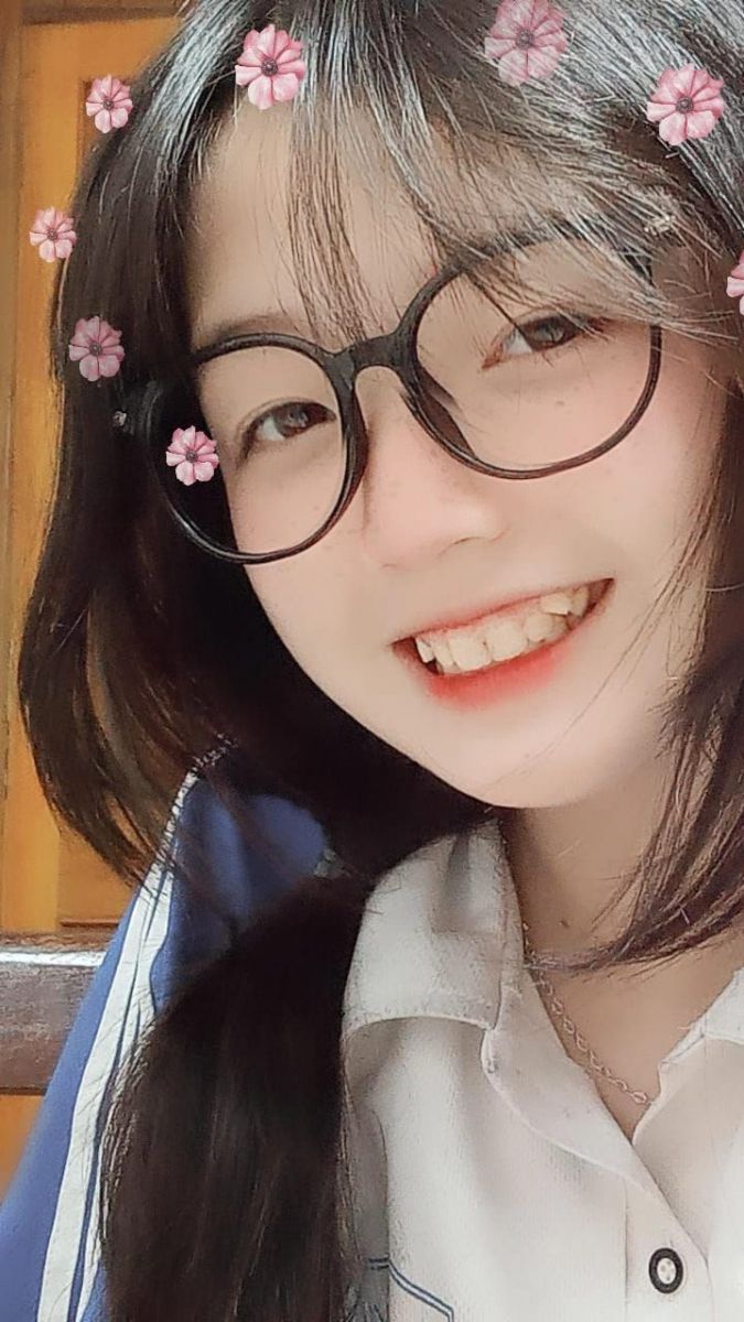 Ảnh gái trẻ mặc áo sơ mi trắng ngồi trong quán cà phê