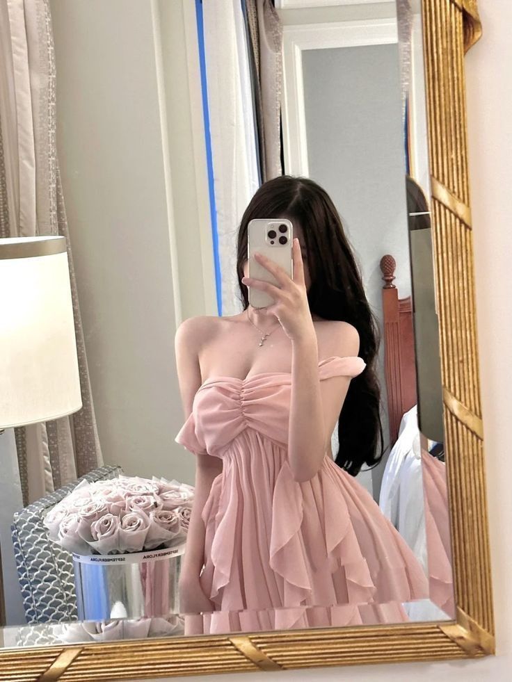 Ảnh gái trẻ mặc đầm hồng lệch vai chụp ảnh trong gương