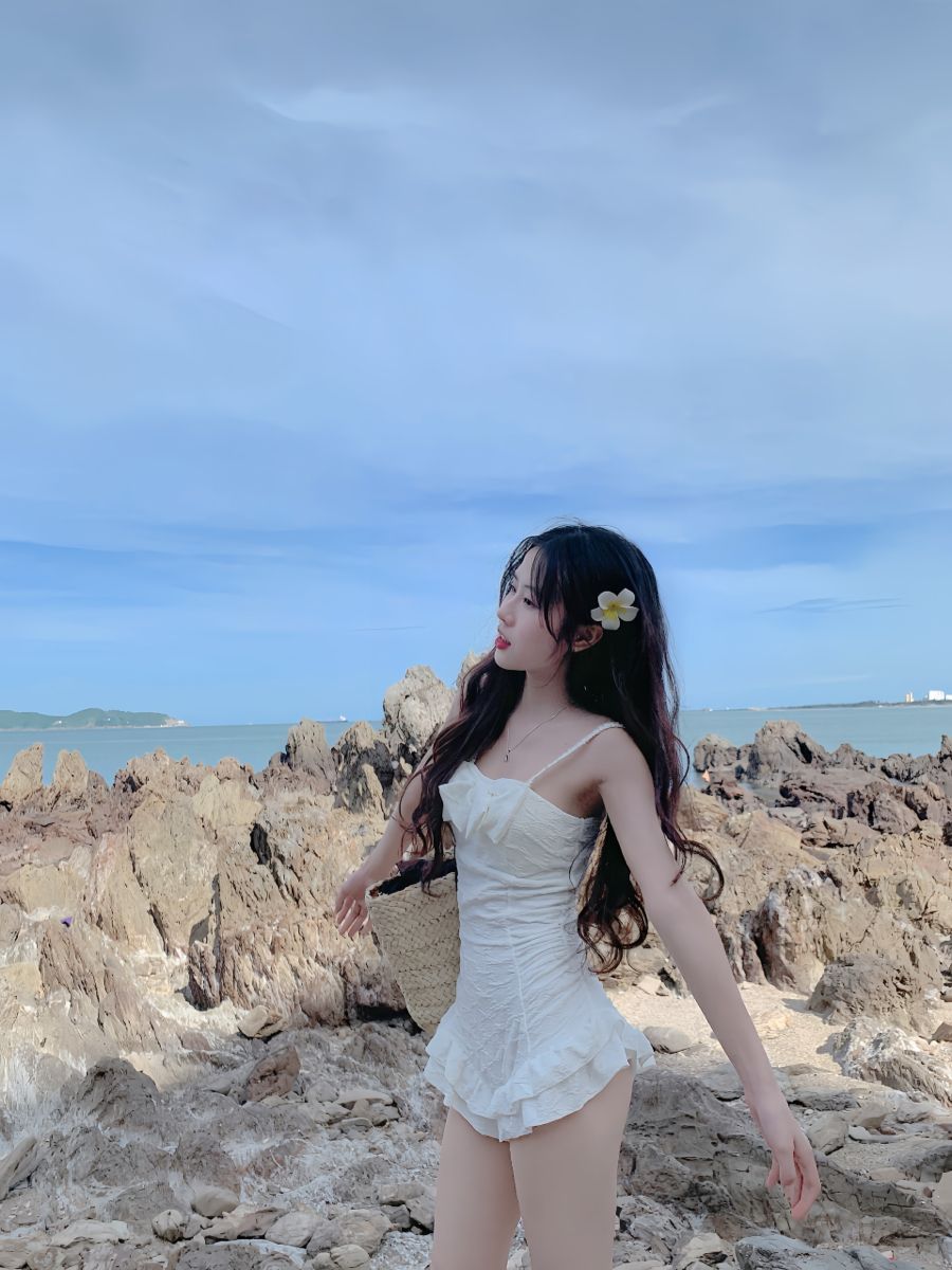 Ảnh gái trẻ mặc trang phục bơi màu trắng tại biển Tây Cầm