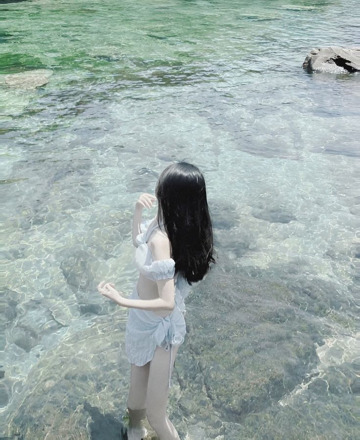 Bikini Trắng Giữa Biển Xanh