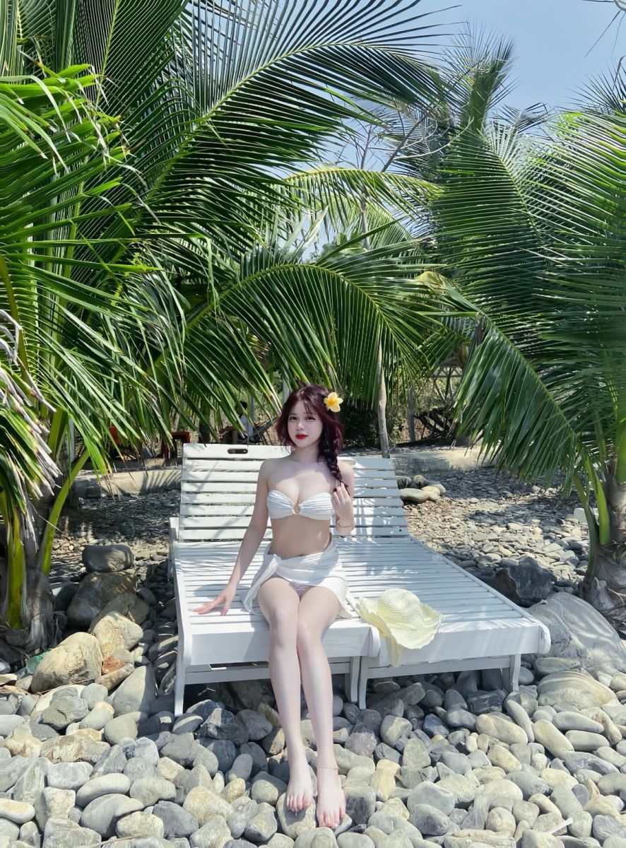 Bikini trắng bên bờ biển giữa thiên nhiên xanh mát