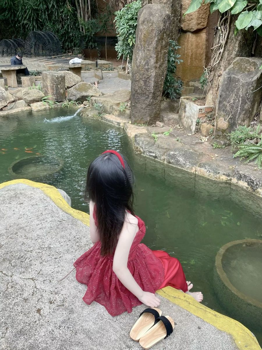 Gai Xinh Mac Bikini - Hồ Nước