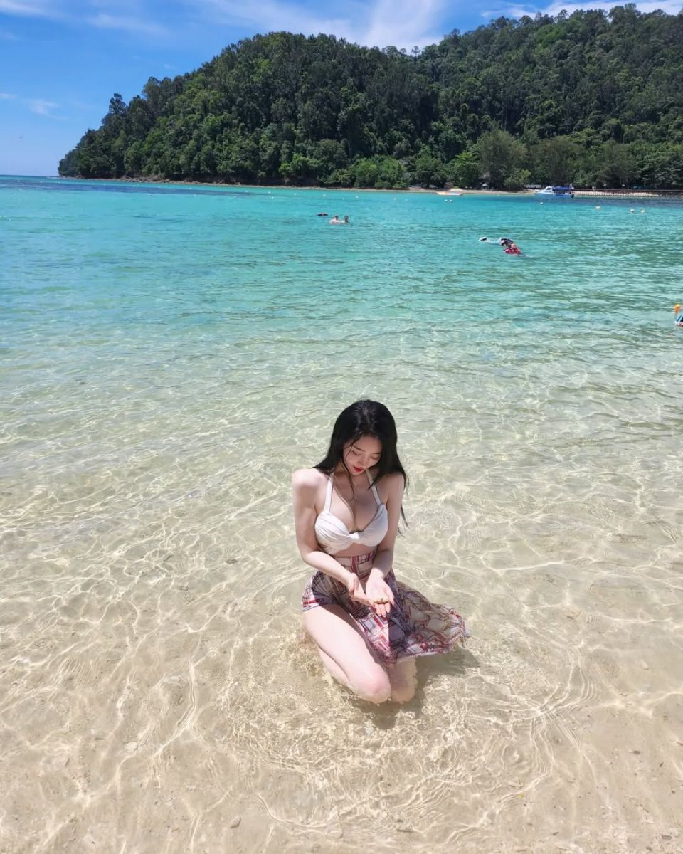 Cô Gái Mặc Váy Ngắn Giữa Biển Xanh