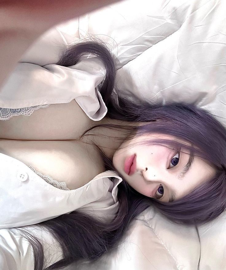 Cô Gái Trẻ Trong Áo Sơ Mi Trắng Nằm Trên Giường
