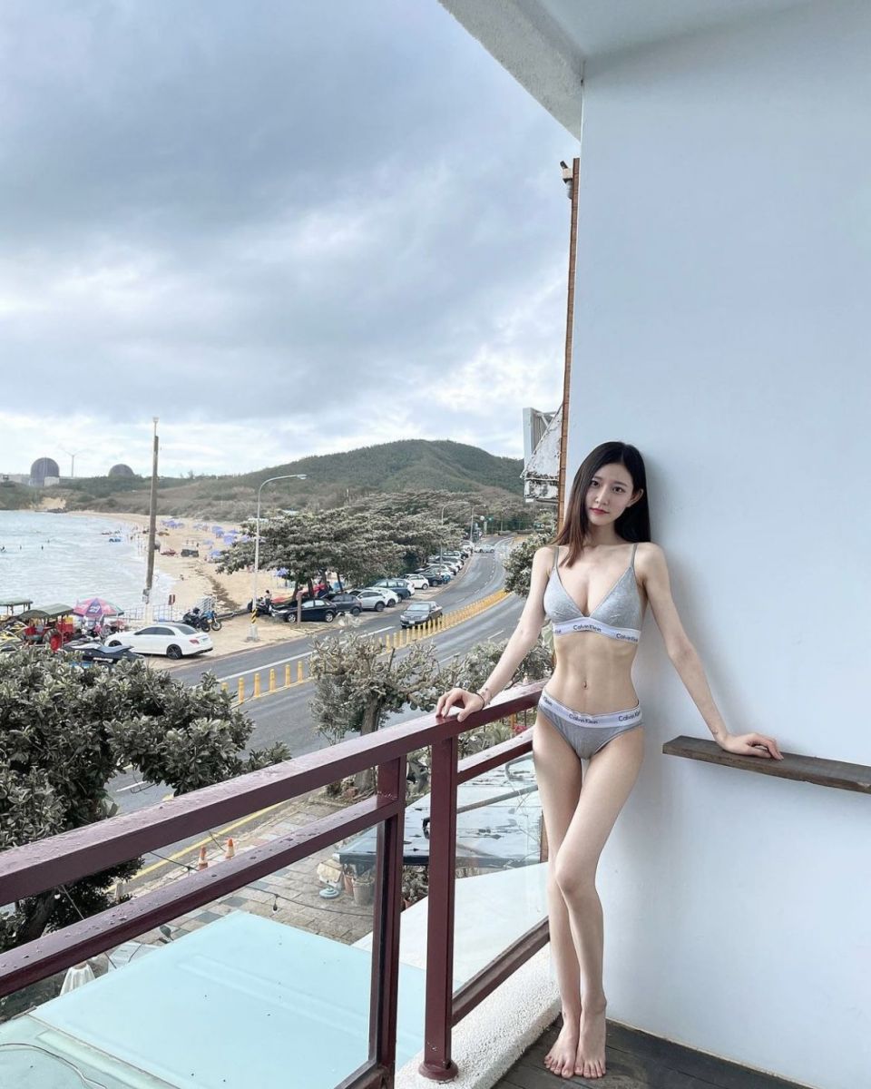 Cô gái bên bờ biển trong bộ bikini quyến rũ