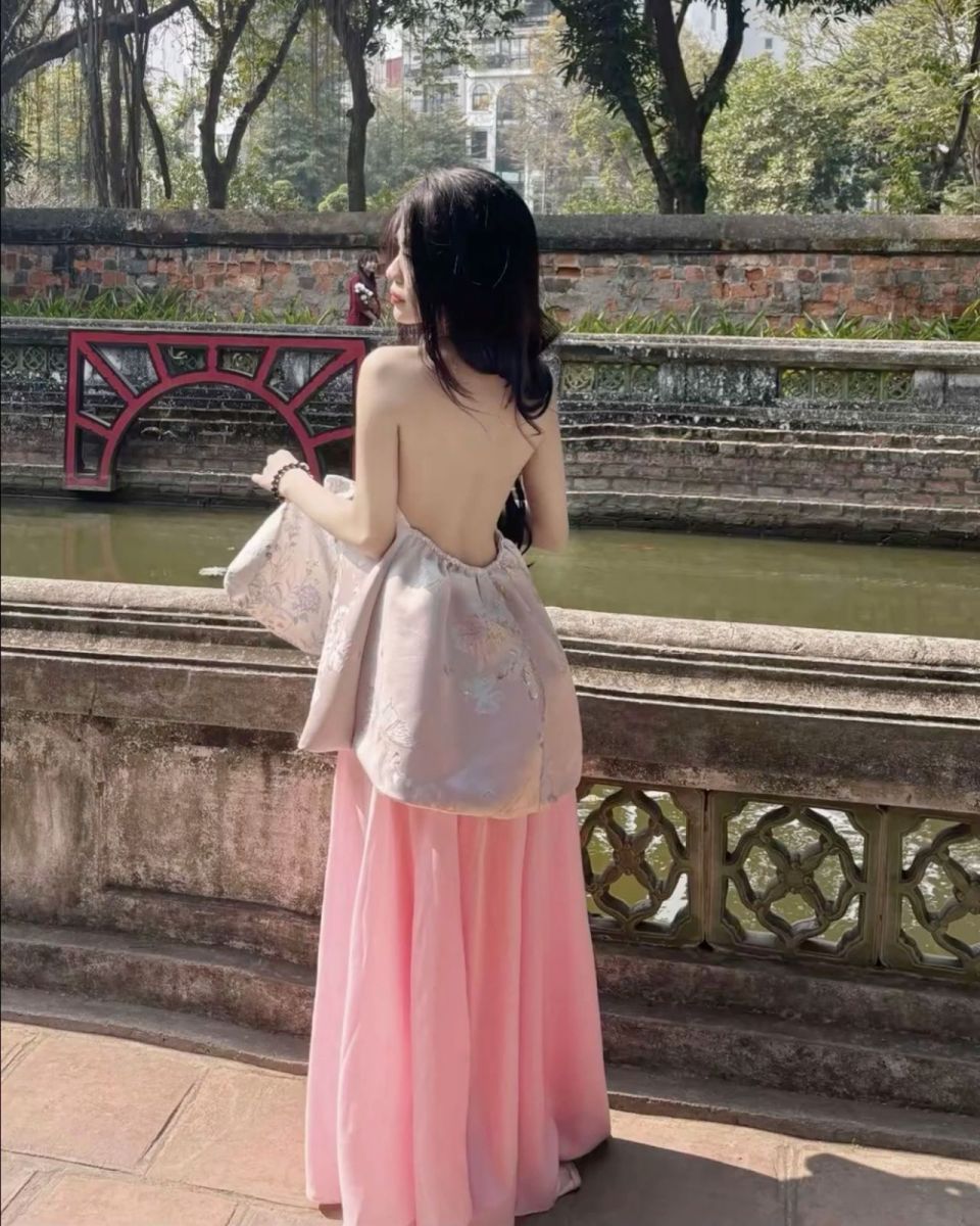 Cô gái đẹp trong trang phục truyền thống bên dòng sông