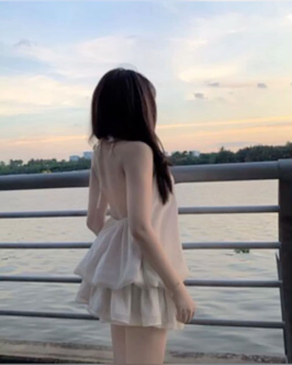 Cô gái mặc áo trắng gợi cảm bên lan can