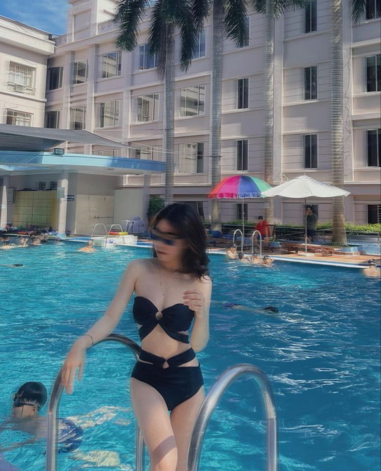 Cô gái mặc bikini đen tự tin bên hồ bơi