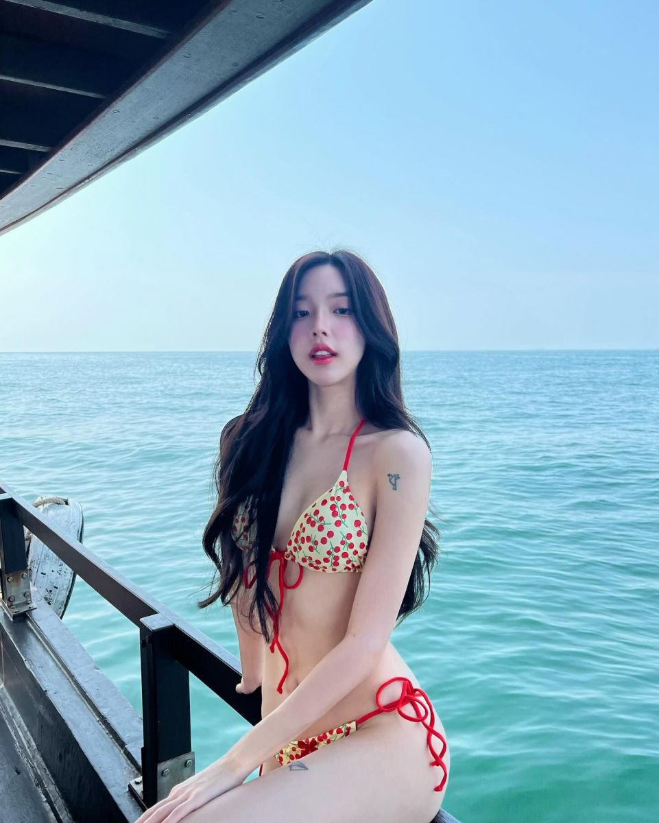 Cô gái mặc bikini hoa tiết trái cây bên ngoài boong tàu