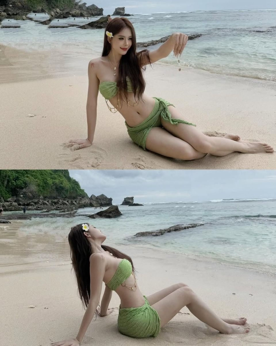 Cô gái mặc bikini màu xanh lá thư giãn trên bãi biển