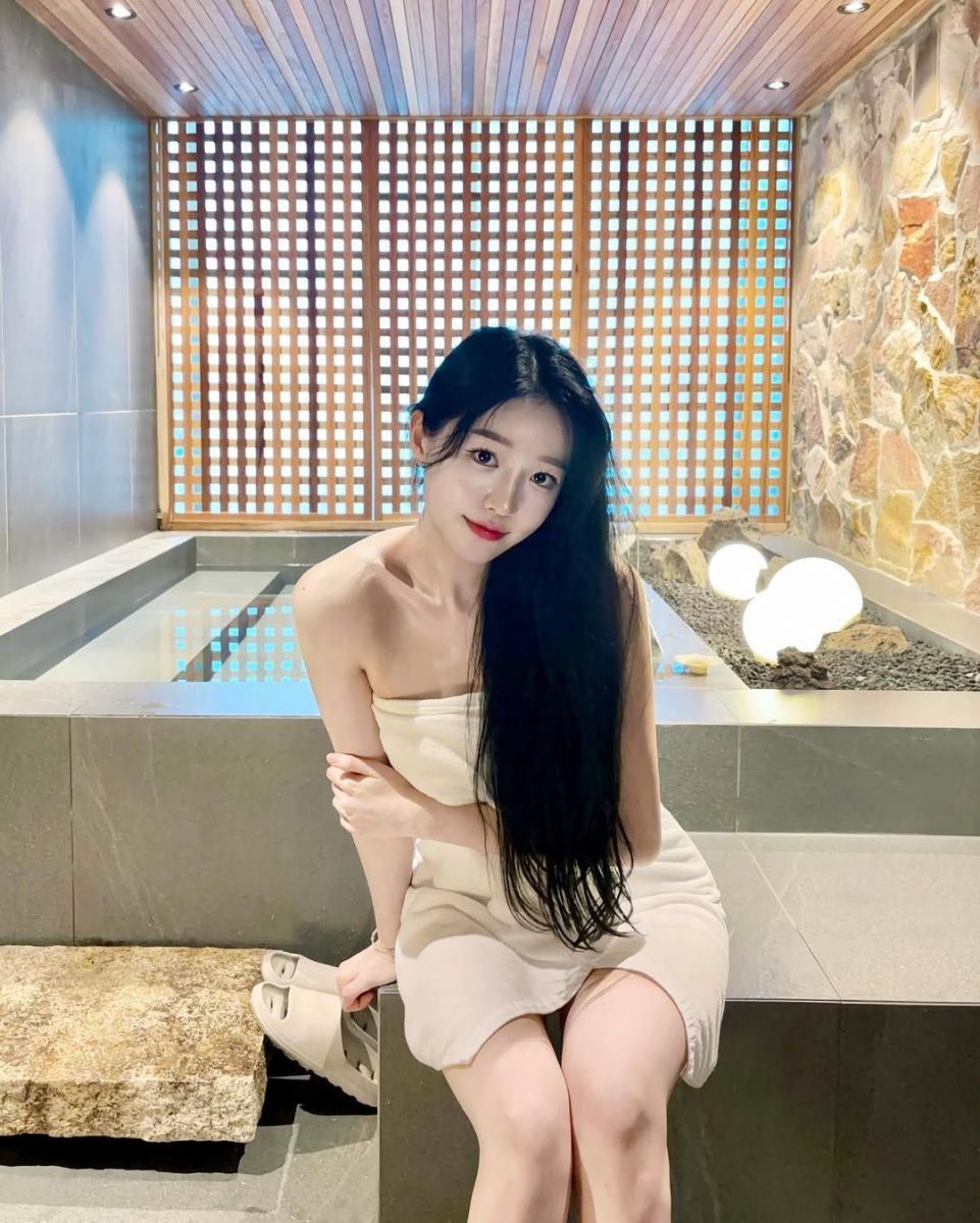 Cô gái mặc trang phục trắng trong spa hiện đại