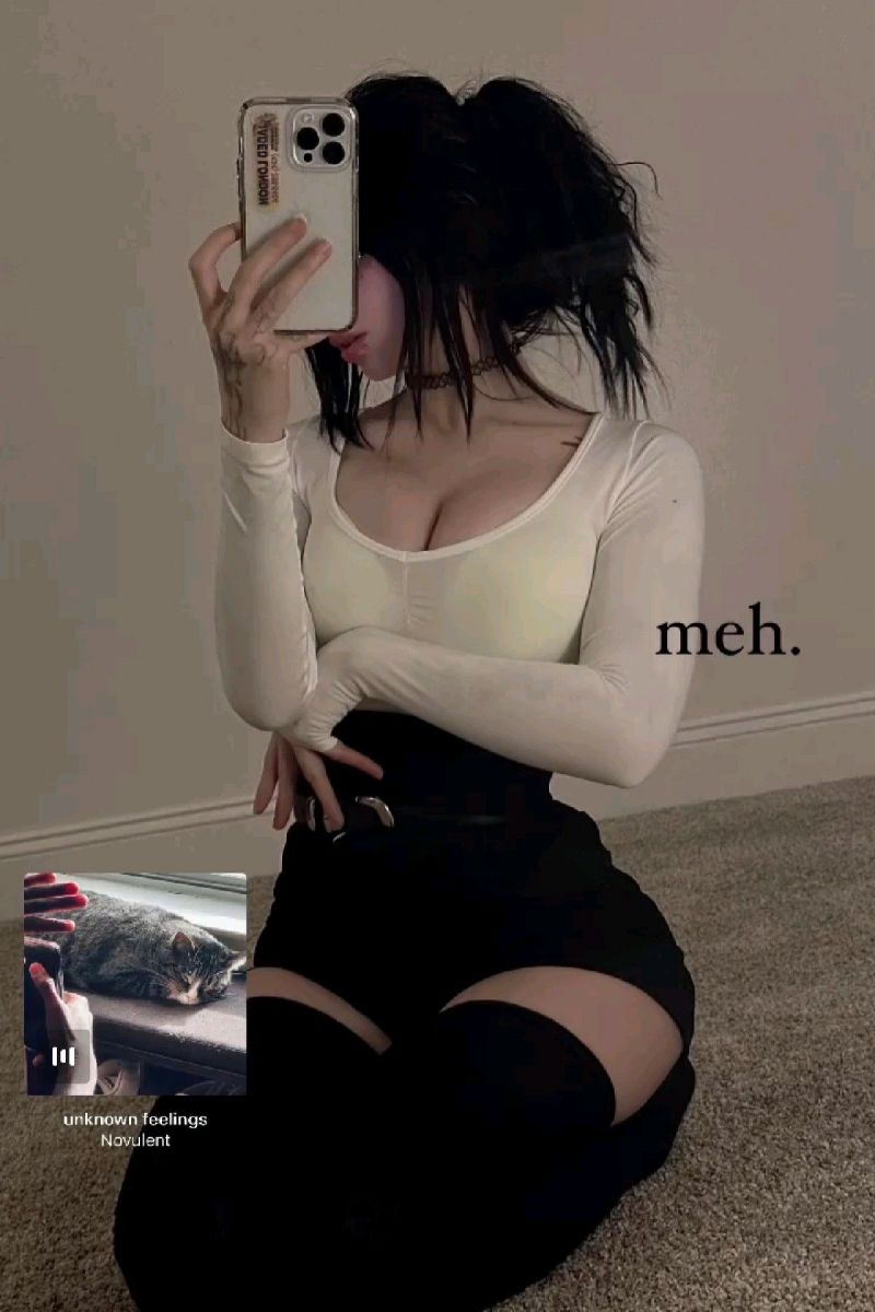 Cô gái trẻ mặc áo dài trắng kết hợp với váy ngắn đen chụp ảnh selfie