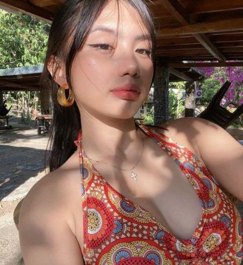 Cô gái trẻ mặc áo hai dây hoa tiết màu sắc rực rỡ