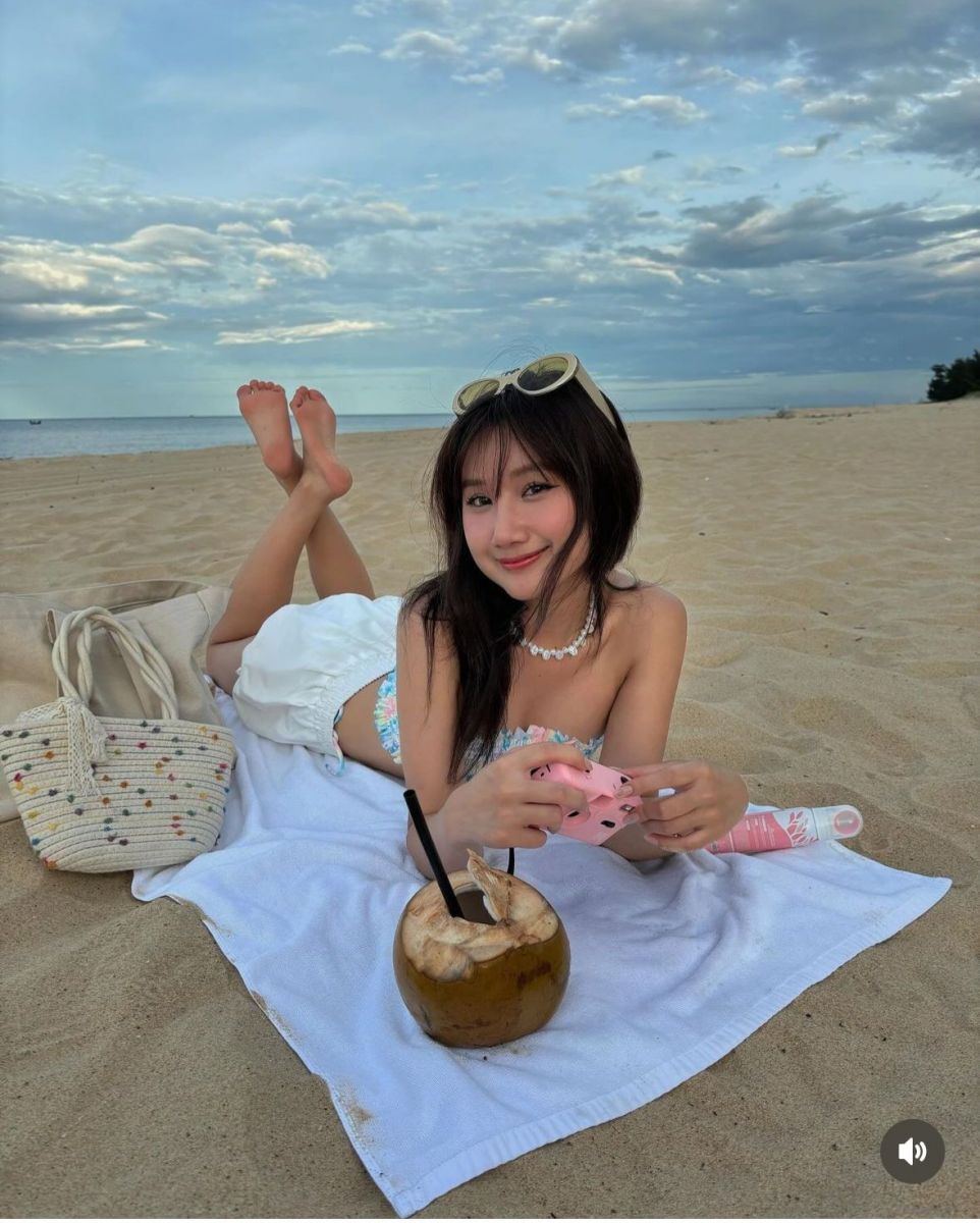 Cô gái trẻ mặc bikini bên bờ biển xinh đẹp
