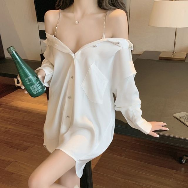 Cô gái trẻ với áo sơ mi trắng oversized tạo dáng độc đáo