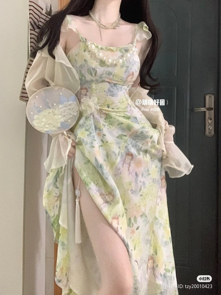 Cô gái trẻ xinh đẹp trong đầm hoa pastel và tay áo xuyên thấu