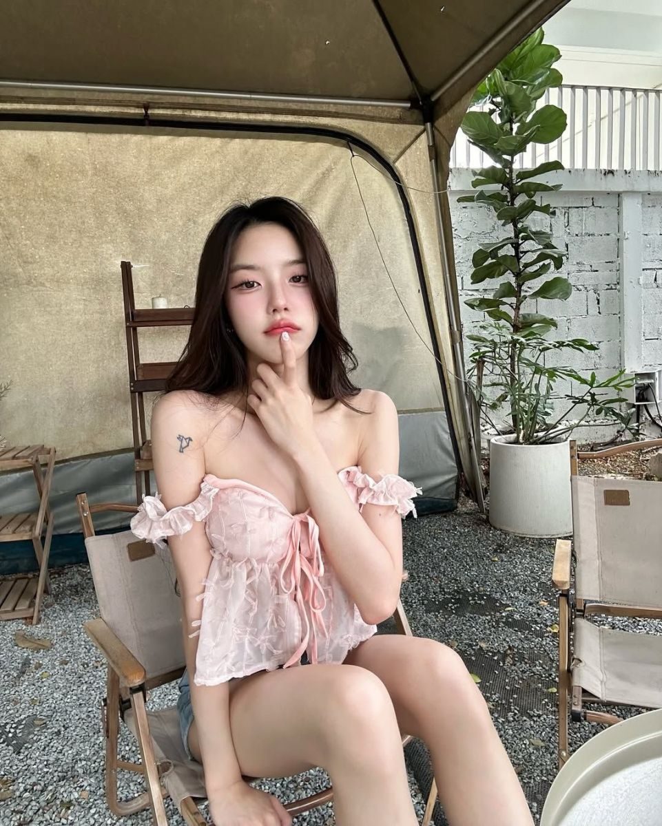 Cô gái xinh đẹp không mặc áo trong không gian ngoài trời
