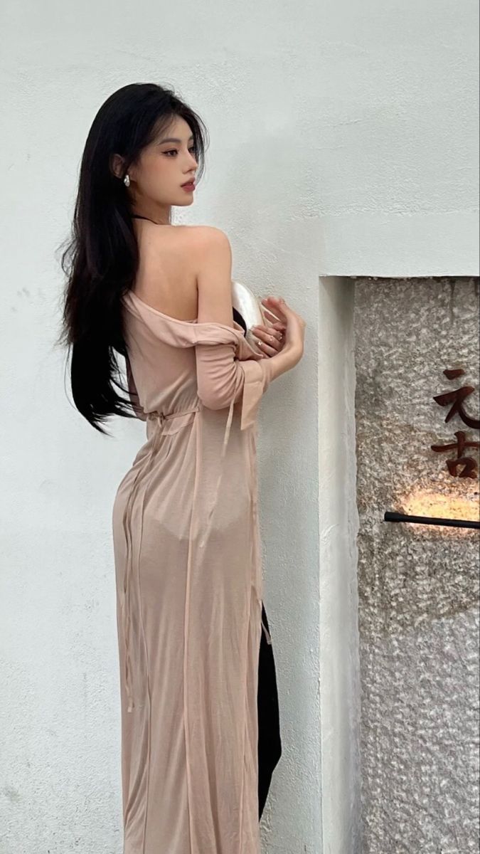 Cô gái xinh đẹp trong áo dài hồng thanh lịch