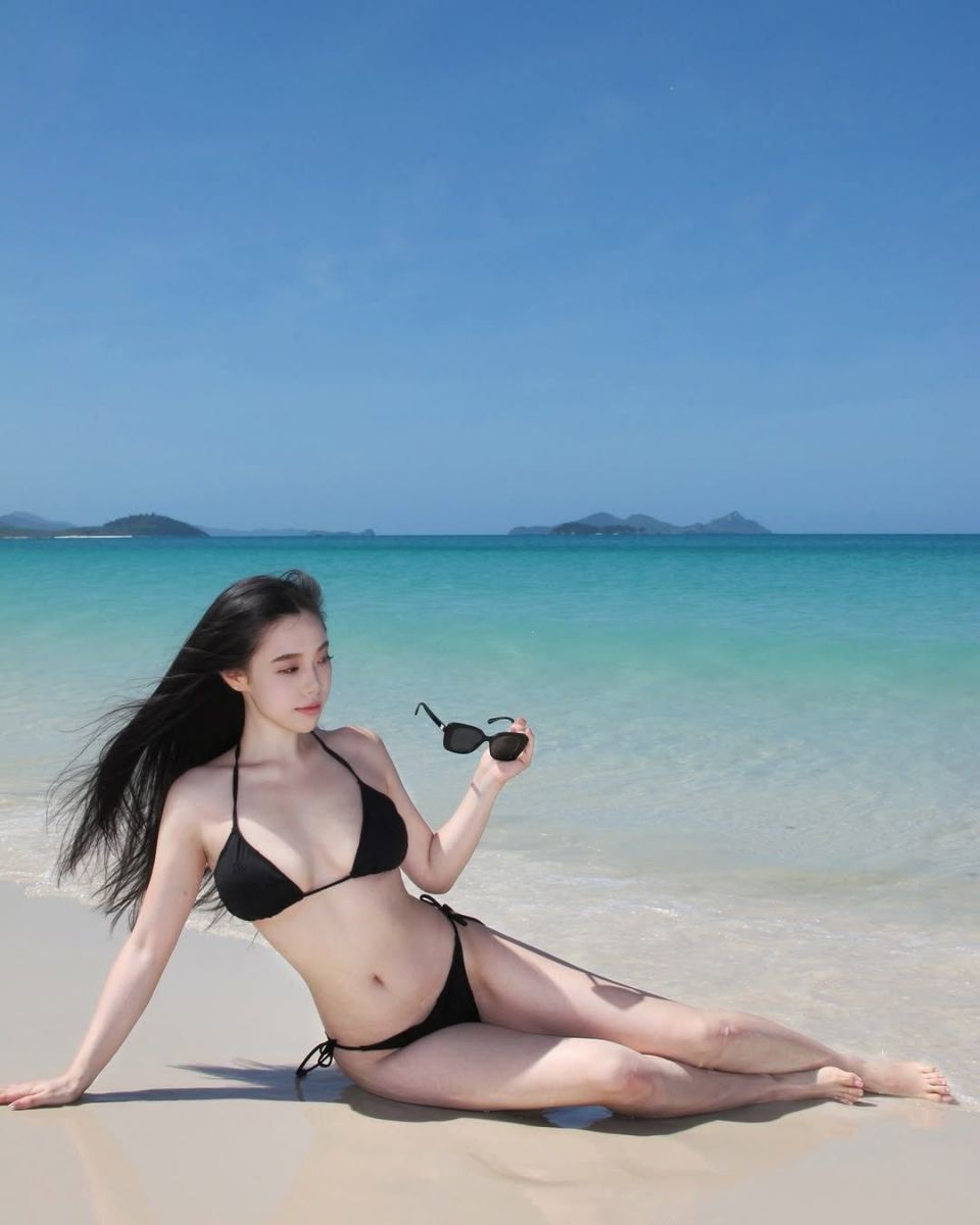 Cô gái xinh đẹp trong bikini đen trên bãi biển Cát Trắng