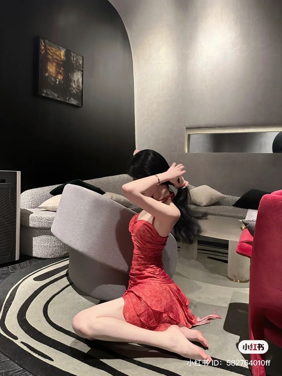 Cô gái xinh đẹp trong bộ đầm đỏ tại không gian phòng khách hiện đại