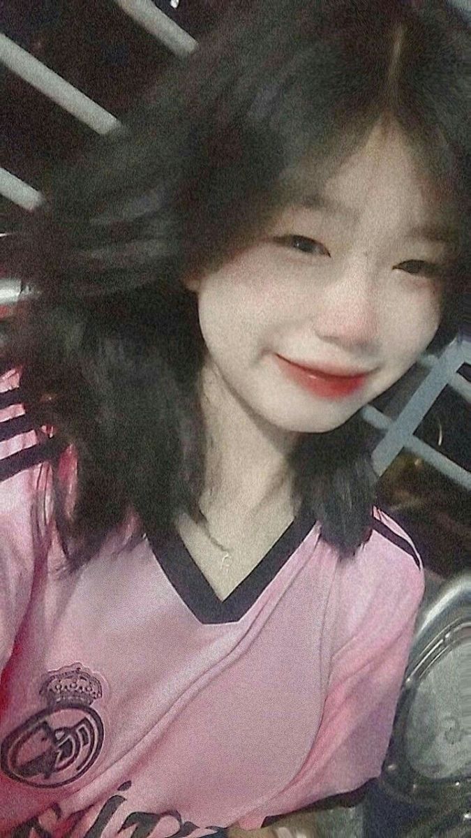 Cô gái xinh không mặc áo bóng đá màu hồng