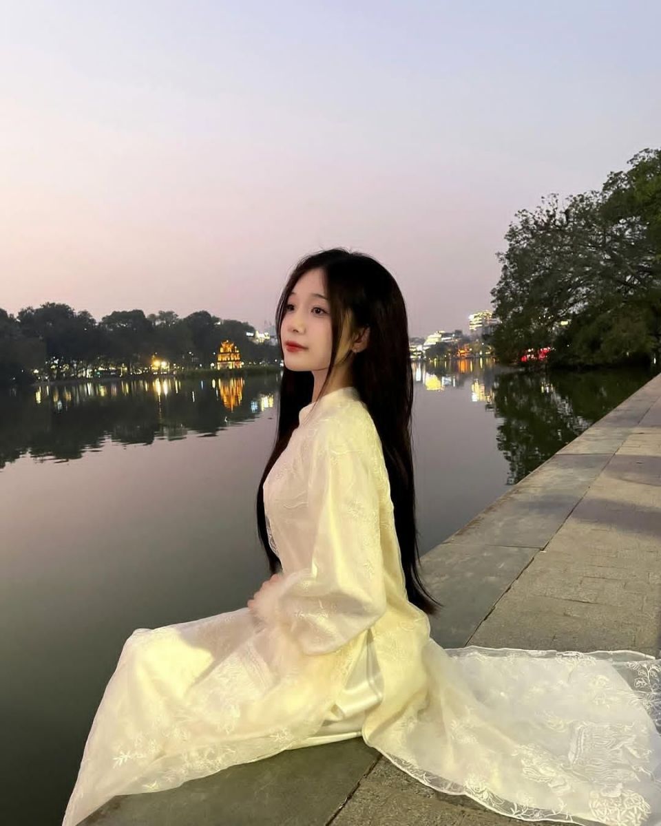 Gai Xinh Mac Bikini - Áo Dài