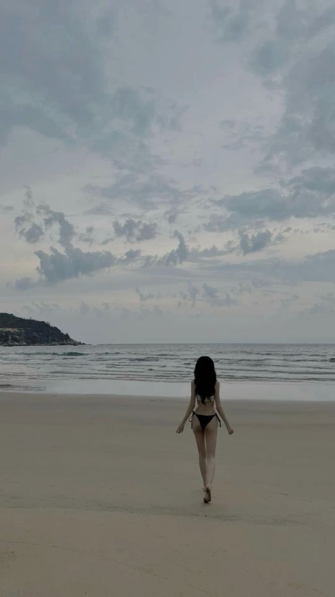Gái đẹp mặc bikini đi bộ trên bãi biển tuyệt đẹp