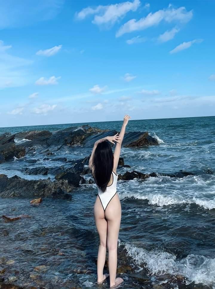 Gái đẹp mặc bikini trắng giữa biển Tây gió cao