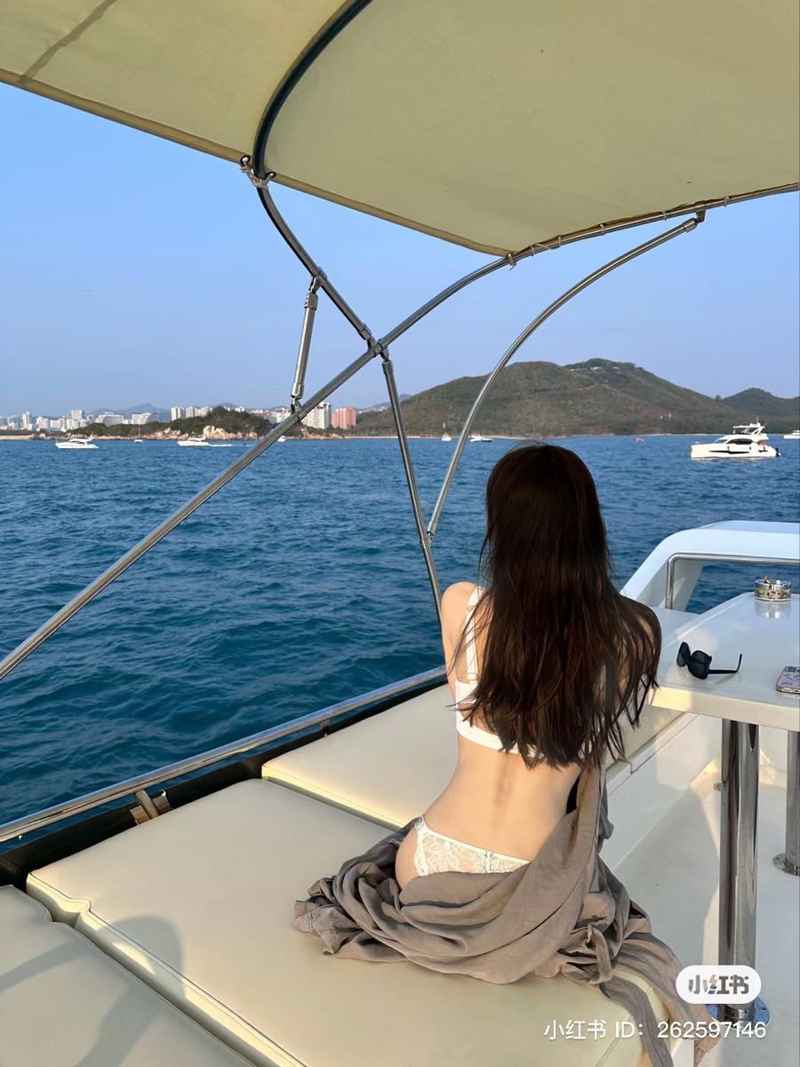 Gái đẹp ngồi trên du thuyền, tắm nắng bên biển xanh