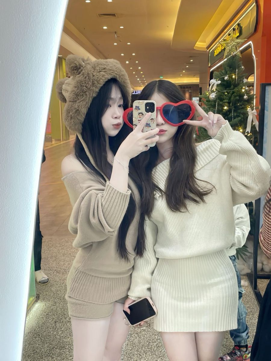 Gái trẻ chụp ảnh selfie cực đáng yêu tại trung tâm thương mại