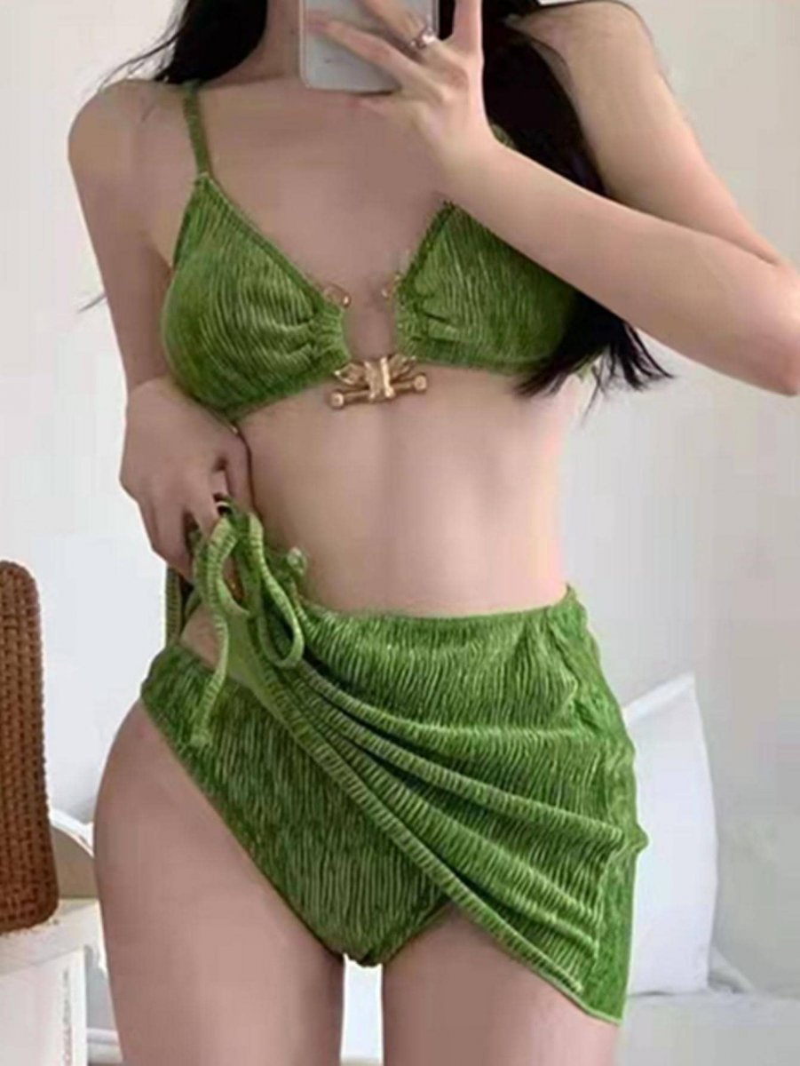 Gái trẻ mặc bikini xanh lá, tạo dáng chụp ảnh tự tin