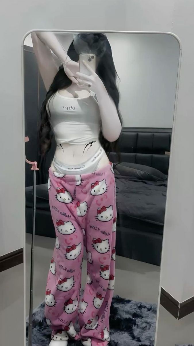 Gái xinh diện áo thun trắng và quần pyjama hồng Hello Kitty