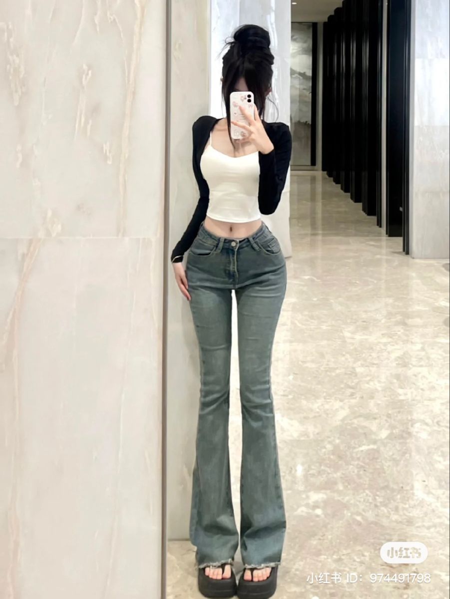 Gái xinh diện áo trắng và cardigan đen cùng jeans xanh