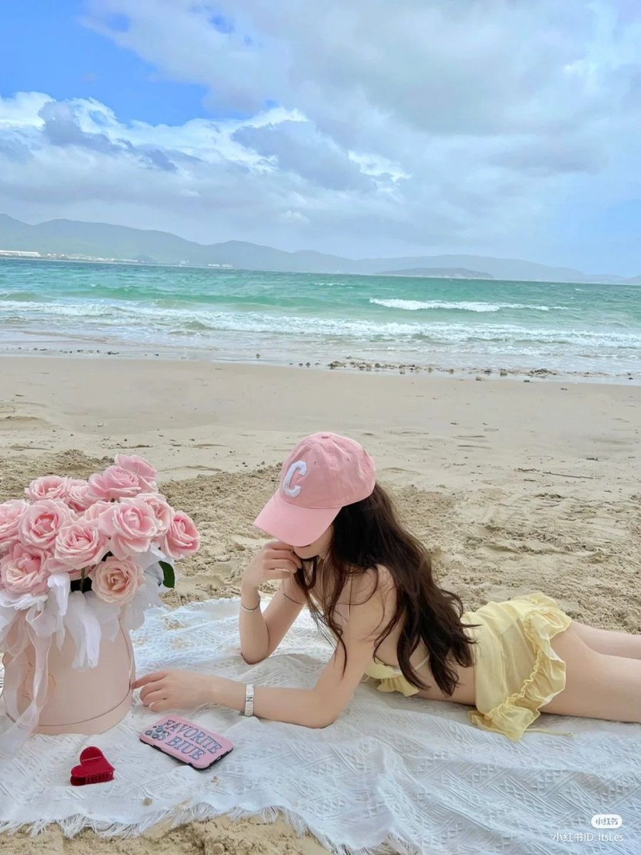 Gái xinh diện bikini vàng trên bãi biển đẹp mắt