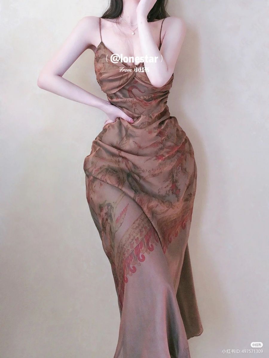 Gái xinh diện đầm ren màu nâu, tự tin với tay chống hông