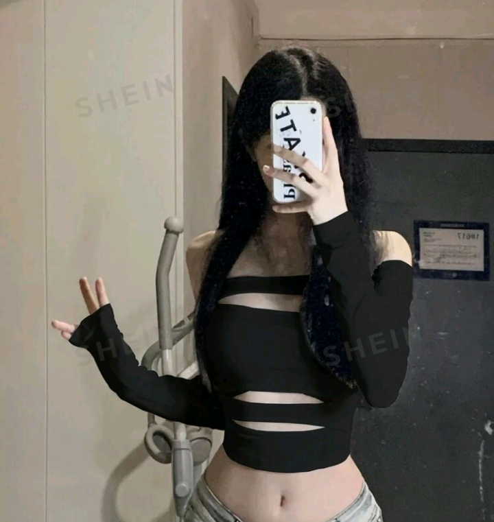 Gái xinh mặc áo crop top đen và quần jeans ngắn đầy quyến rũ