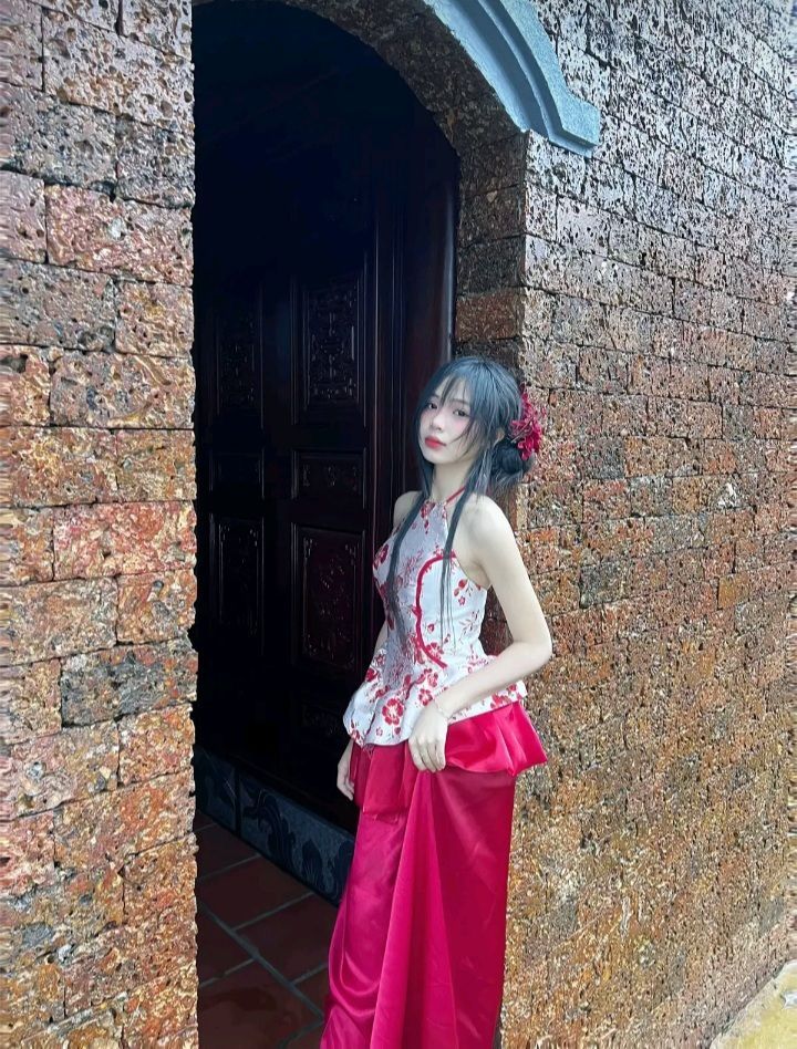 Gái xinh mặc áo dài trắng hoa văn đỏ bên ngôi nhà cổ