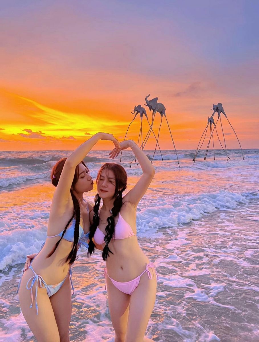 Gái xinh mặc áo hai dây giữa hoàng hôn rực rỡ
