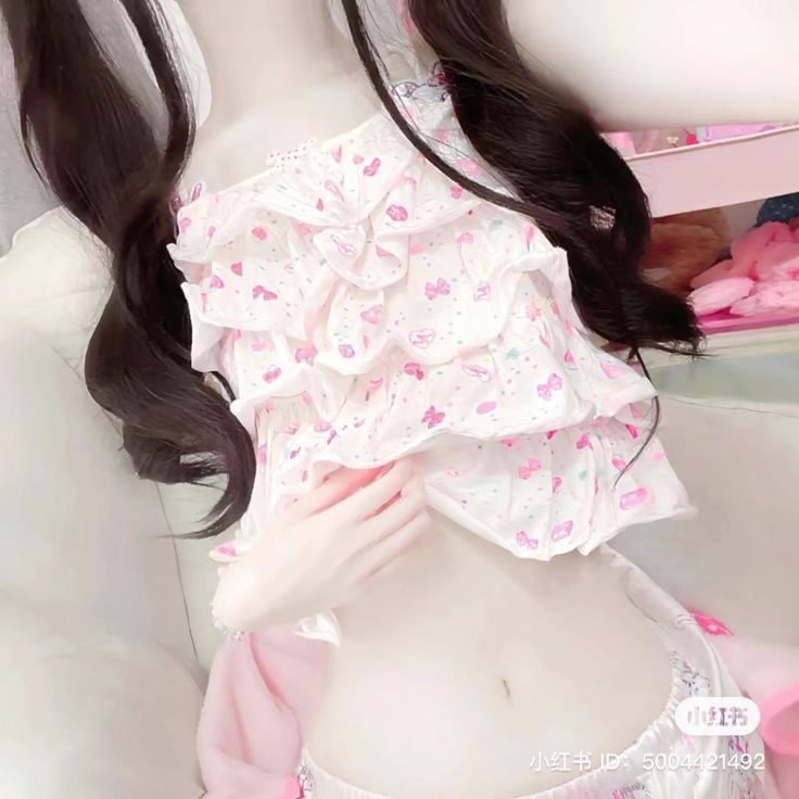 Gái xinh mặc áo hai dây màu trắng ngồi tạo dáng trong phòng