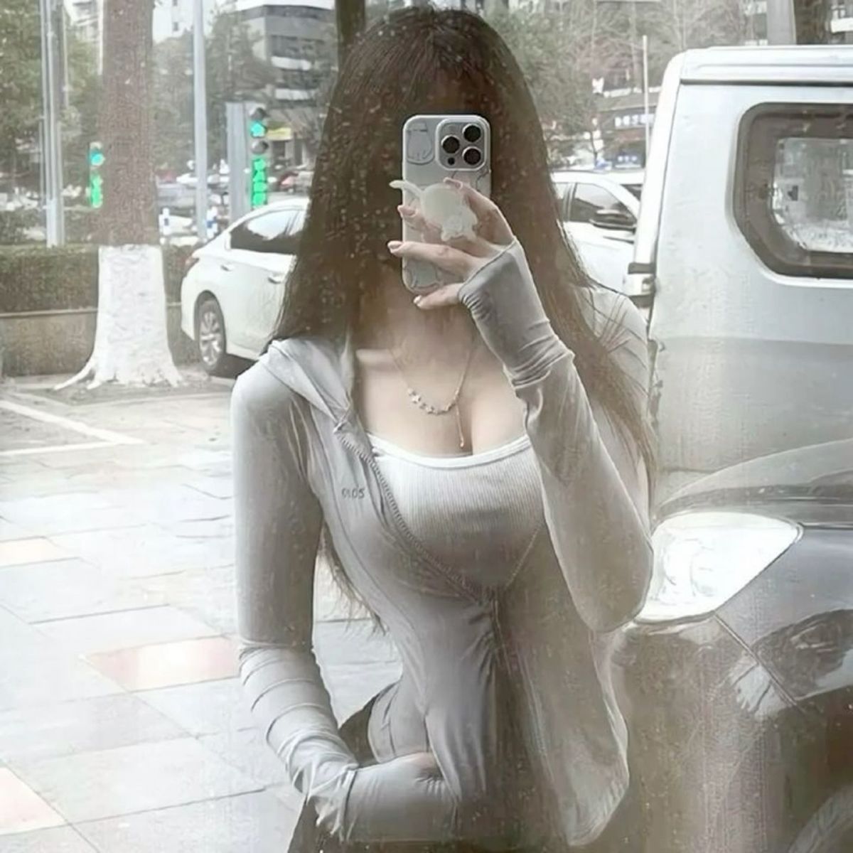 Gái xinh mặc áo khoác mỏng màu xám và áo thun trắng