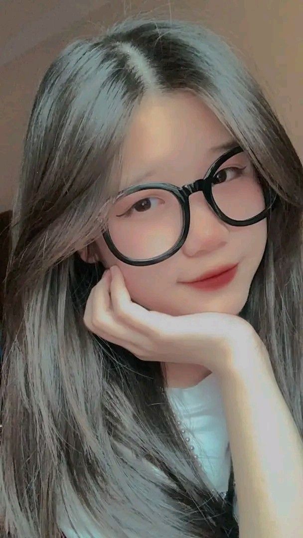 Gái xinh mặc áo trắng tay đắt trong phòng cổ điển