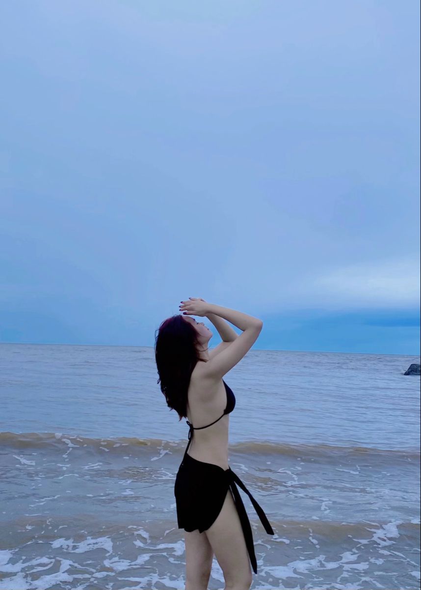 Gái xinh mặc bikini bên bờ biển Tây Nắng