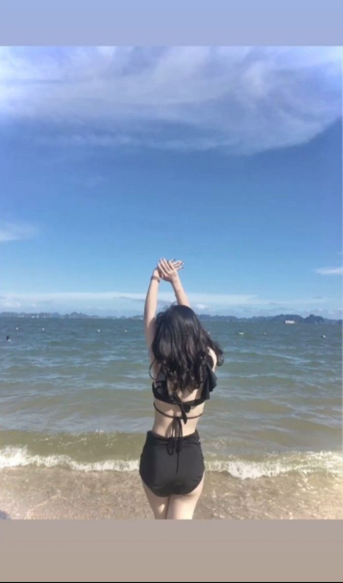 Gái xinh mặc bikini bên bờ biển, khoe dáng tuyệt đẹp