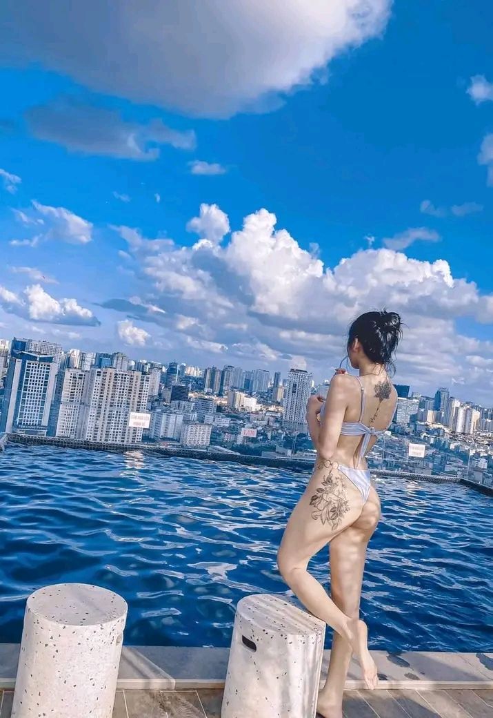 Gái xinh mặc bikini bên hồ bơi ngắm thành phố tuyệt đẹp