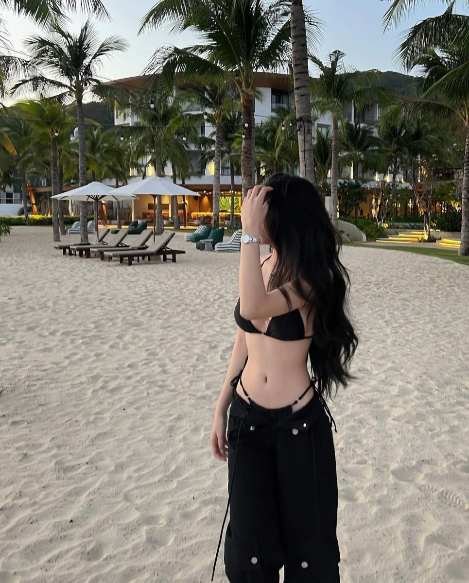 Gái xinh mặc bikini đen trên bãi biển cát trắng
